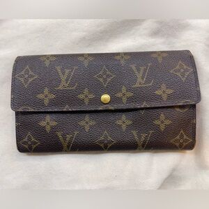 Louis Vuitton
Sarah leather wallet